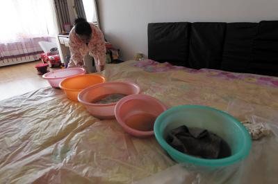 贞丰楼上漏水，住户失联，小区没物管，业主维权难！律师来支招……